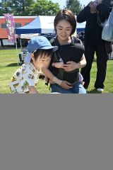 金魚すくいを楽しむ子ども（３０日午前１０時半ごろ、幸福交通公園）