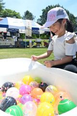 ヨーヨー釣りを楽しむ子ども（３０日午前１０時２０分ごろ、幸福交通公園）
