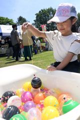 ヨーヨー釣りを楽しむ子ども（３０日午前１０時２０分ごろ、幸福交通公園）