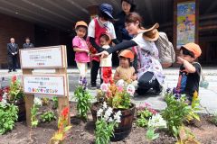 ホテル日航ノースランド、保育園児と花植え