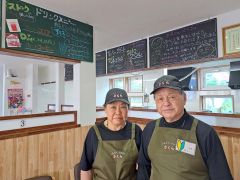 新得サロンさくらオープンした金右さん（右）と淑子さん