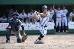 【Ｃブロック代表決定戦・白樺学園－帯工】白樺学園は３回１死三塁で川島陽琉が右線適時二塁打打を放ち２－０とリードを広げた