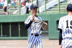 【Ｃブロック代表決定戦・白樺学園－帯工】白樺学園の半澤理玖投手が２回２死満塁のピンチを切り抜けベンチへと戻る