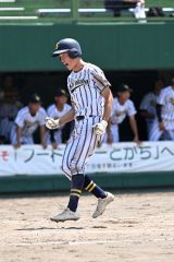 【Ｃブロック代表決定戦・白樺学園－帯工】白樺学園は２回１死三塁で川島陽琉が右線適時打を放ち、二走の藤原悠楽が帰還する