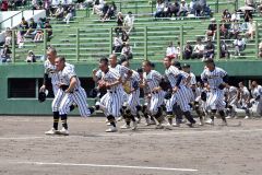 【Ｃブロック代表決定戦・白樺学園－帯工】整列後、三塁側の応援席へと駆け出す白樺学園ナイン