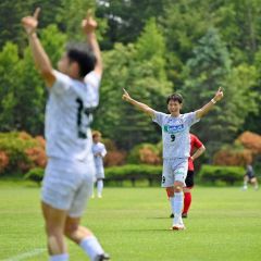 【第５節・北海道十勝スカイアース―ノルブリッツ北海道ＦＣ】後半、仲間のアシストを喜ぶスカイアースのＭＦ（９）山下亮介（奥）
