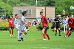 【第５節・北海道十勝スカイアース―ノルブリッツ北海道ＦＣ】前半、自身２得点目を決めるスカイアースの（左から２人目の白色ユニホームの）ＭＦ山下亮介