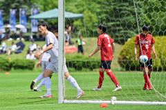 【５節・北海道十勝スカイアース―ノルブリッツ北海道ＦＣ】前半、同点弾を決めて気迫の表情を見せるスカイアースのＭＦ山下亮介（白色ユニホーム）