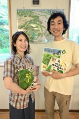 記念絵本を制作する平田さん（左）と小寺さん