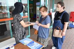 署名に協力する人（３０日午後１時４５分ごろ、ぴあざフクハラ音更店前）