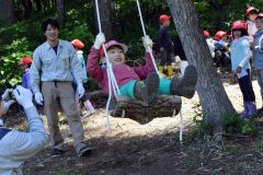 ミズナラの木のブランコを楽しむ児童