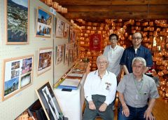 泉さん（前列左）の所蔵資料を展示する「サンタランド友好・交流展」（前列右は舩木さん、後列左から志村さん、魚井さん）