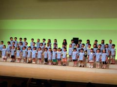 元気な歌声を披露するつつじが丘幼稚園の園児