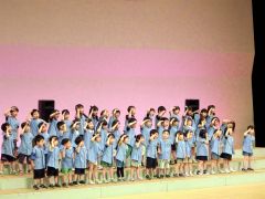 かわいい振り付けで歌う帯広の森幼稚園の園児