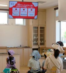 アイスクリームにまつわるクイズを楽しむ子どもたち