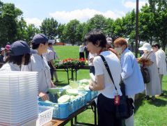 多くの来場客でにぎわった中札内高等養護学校の販売会