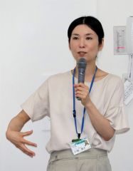 虫について解説する伊藤さん