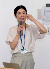 虫について解説する伊藤さん