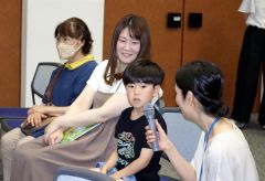 伊藤さん（右）と、虫に関するクイズに回答する親子連れら