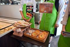 帯広農業高校と満寿屋商店のコラボ商品「帯農高の黒豚ベーコンタコス」と「帯農高の黒豚ベーコンマヨデニッシュ」。