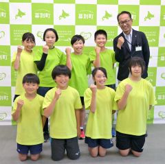 陸上全道大会へ意気込み　幕別陸上少年団８選手が表敬訪問