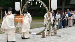 茅の輪くぐりが始まる直前（３０日午後３時半ごろ、帯廣神社）