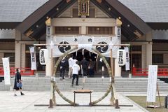 設置された茅の輪（３０日午後３時２５分ごろ、帯廣神社）