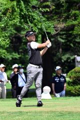 第１ホールでボールの行方を目で追う植竹勇太プロ（２日午前１０時５分ごろ、須貝拓也撮影）