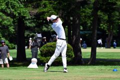 第１ホールのティーショットを打つ高根隆佑プロ（２日午前９時５０分ごろ、須貝拓也撮影）