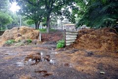 同園に一時保管されているばん馬のふん（右）と他の動物のふん（左）。ばん馬のふん量の多さが分かる