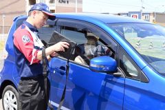 停車位置など、カメラで撮影した写真を参加者に見せながら指導するＪＡＦ職員（３０日午前１１時ごろ、おびひろ自動車学校）