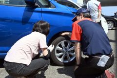 乗車前にタイヤのチェックをするＪＡＦ職員と参加者（３０日午前９時４５分ごろ、おびひろ自動車学校）