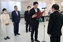 岸田首相のメッセージを代読する三上保護観察官（中央）