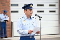 出場隊員を激励するとかち広域消防局の大石健二局長（１日午前１１時５分ごろ、帯広消防署柏林台出張所）