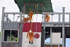 要救助者を引き上げる隊員（１日午前１０時３５分ごろ、帯広消防署柏林台出張所）