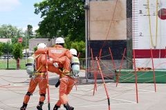 引揚救助中の様子。要救助者を抱え上げ、２人がかりで運ぶ（１日午前１０時５５分ごろ、帯広消防署柏林台出張所）