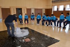 静電気や音波の仕組み学ぶ　広尾中で移動理科教室 2