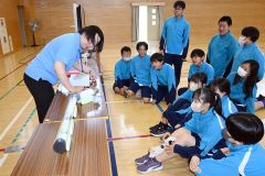 静電気や音波の仕組み学ぶ　広尾中で移動理科教室 4