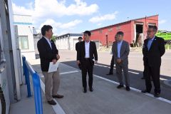 鹿追のバイオガスプラントを視察する武村副大臣（左から２人目）