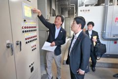 鹿追のバイオガスプラントを視察する武村副大臣（右）