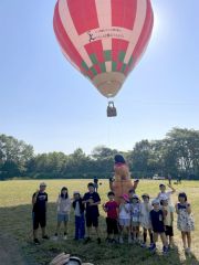 熱気球の係留体験搭乗を楽しんだ児童ら