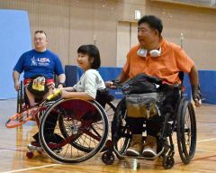 福嶋コーチの下、車いすテニスを体験する参加者