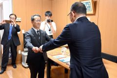 感謝状を受け取る太田好啓会長（写真左）