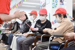 「うちわリレー」で熱戦を繰り広げるお年寄りら