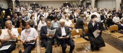 発行記念式に詰めかけた町民ら（長尾悦郎通信員撮影）