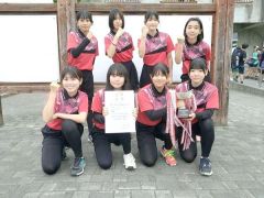 女子団体低学年の部優勝の帯五