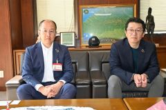 北陸銀行新旧帯広支店長が来社 3