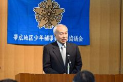 あいさつする菅好弘会長