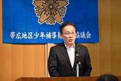 あいさつする工藤署長