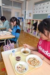 ドリカムの曲にちなんだ給食を味わう児童